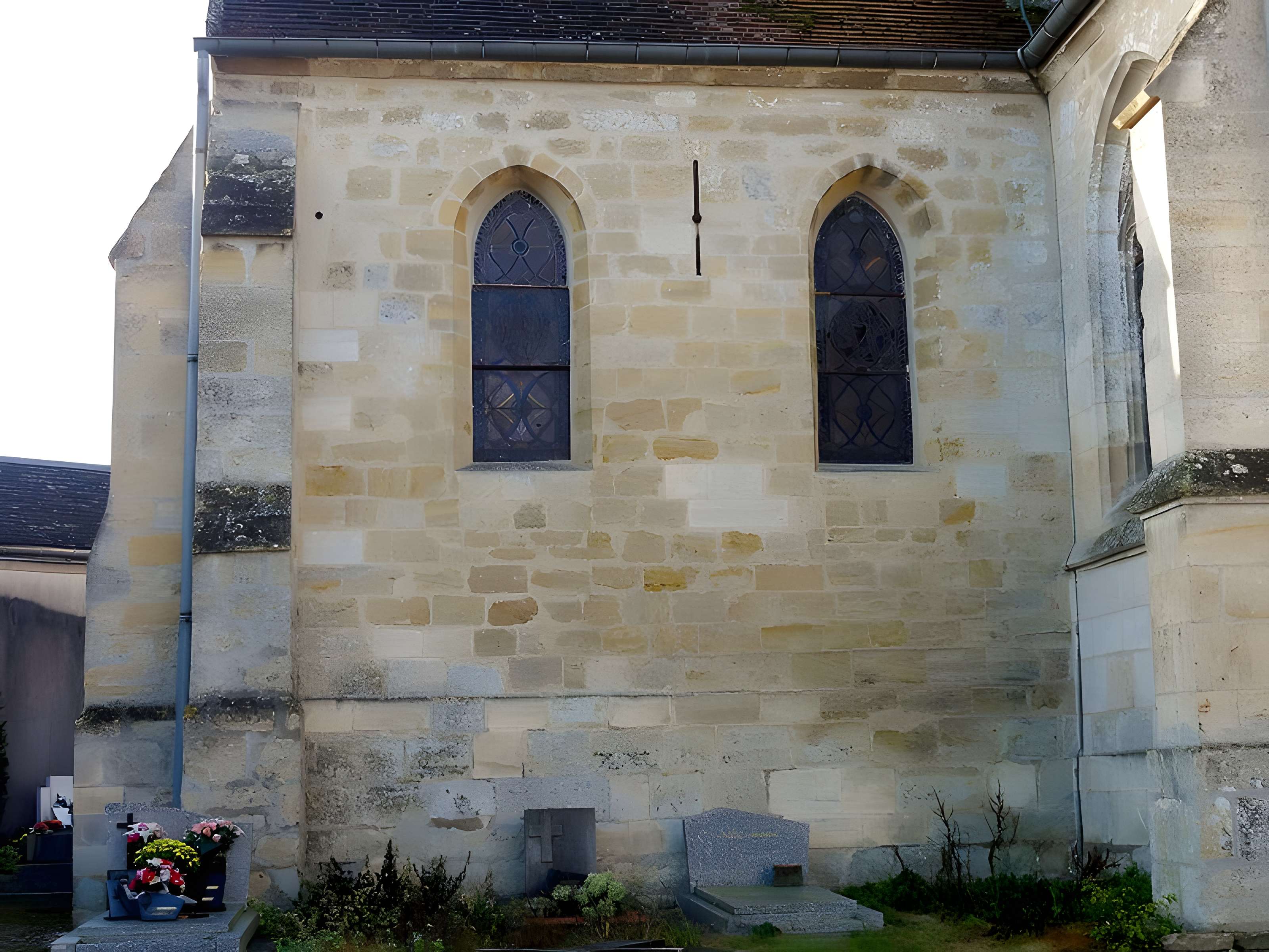 Église Saint-Pierre de Puiseux-Pontoise et 2 croix