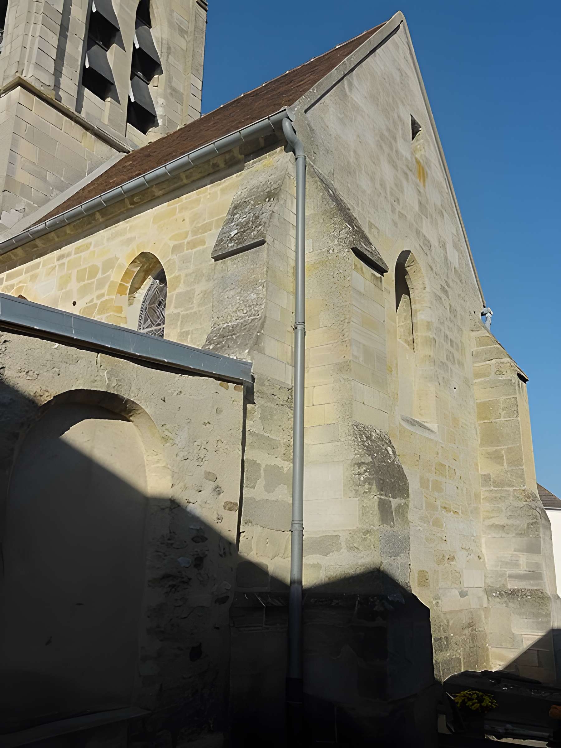 Église Saint-Pierre de Puiseux-Pontoise et 2 croix