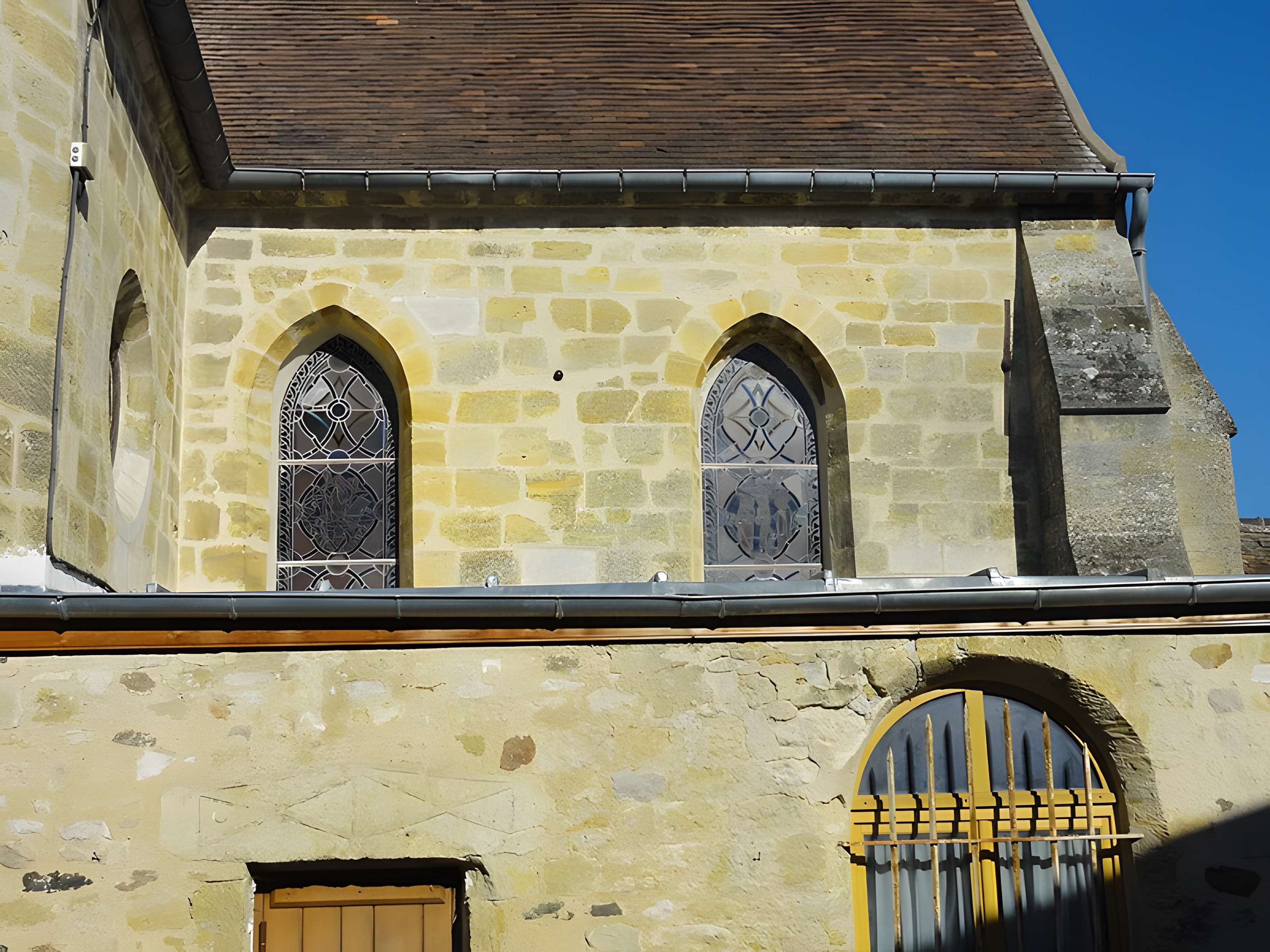 Église Saint-Pierre de Puiseux-Pontoise et 2 croix