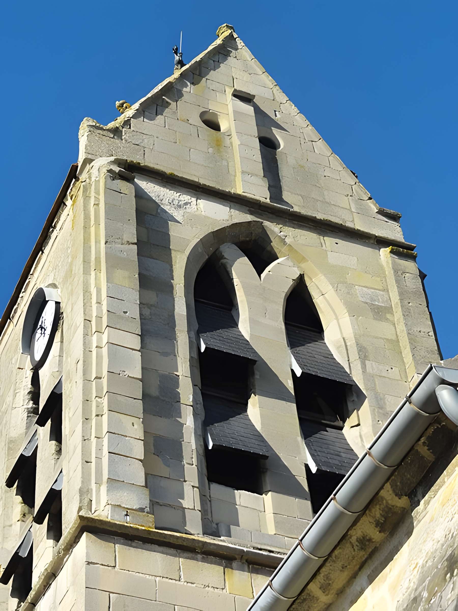 Église Saint-Pierre de Puiseux-Pontoise et 2 croix