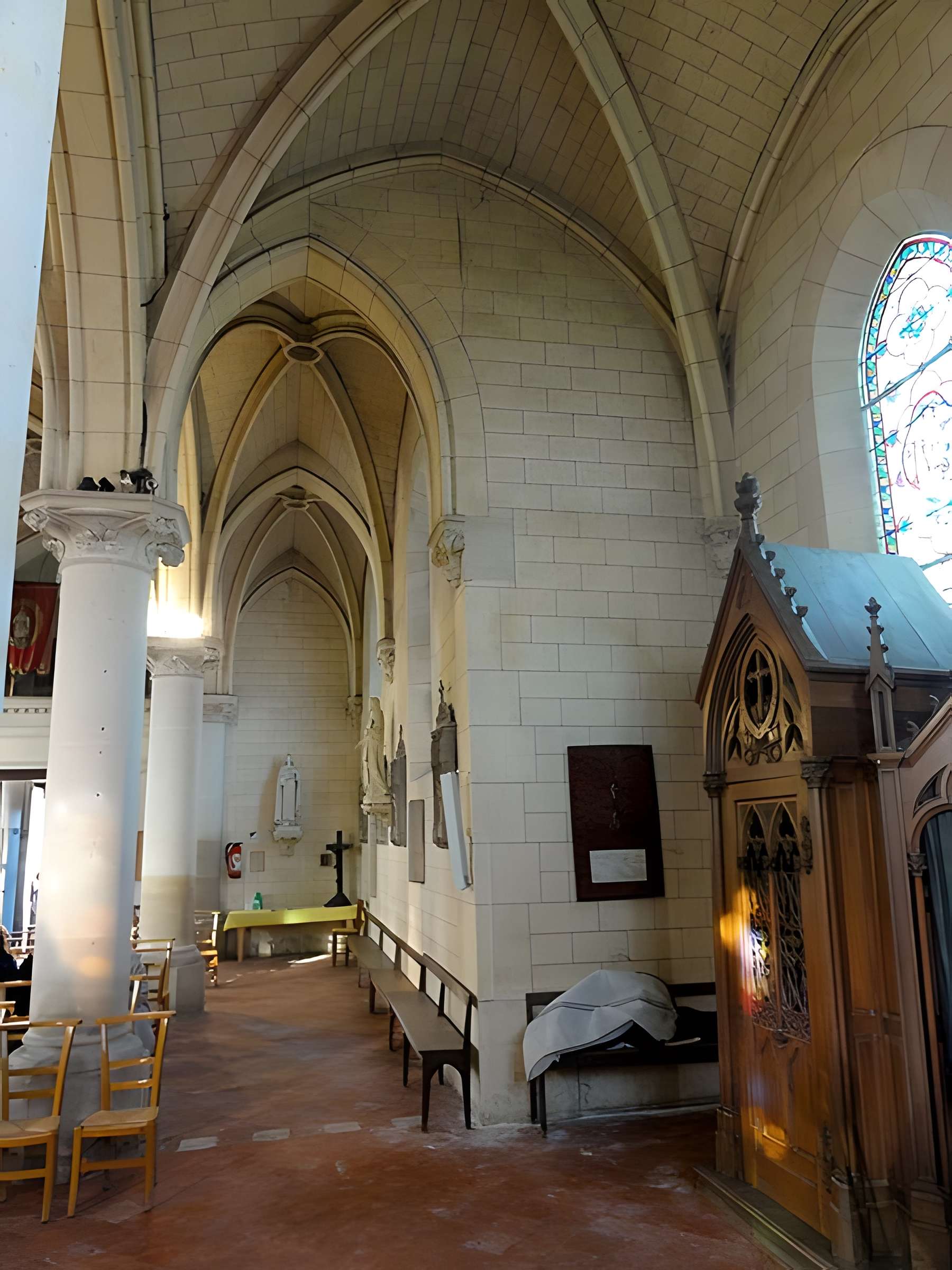 Église Saint-Pierre de Puiseux-Pontoise et 2 croix