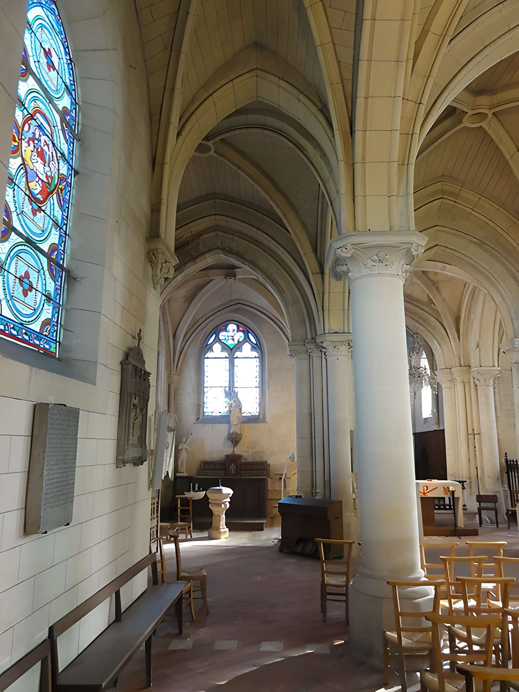 Église Saint-Pierre de Puiseux-Pontoise et 2 croix