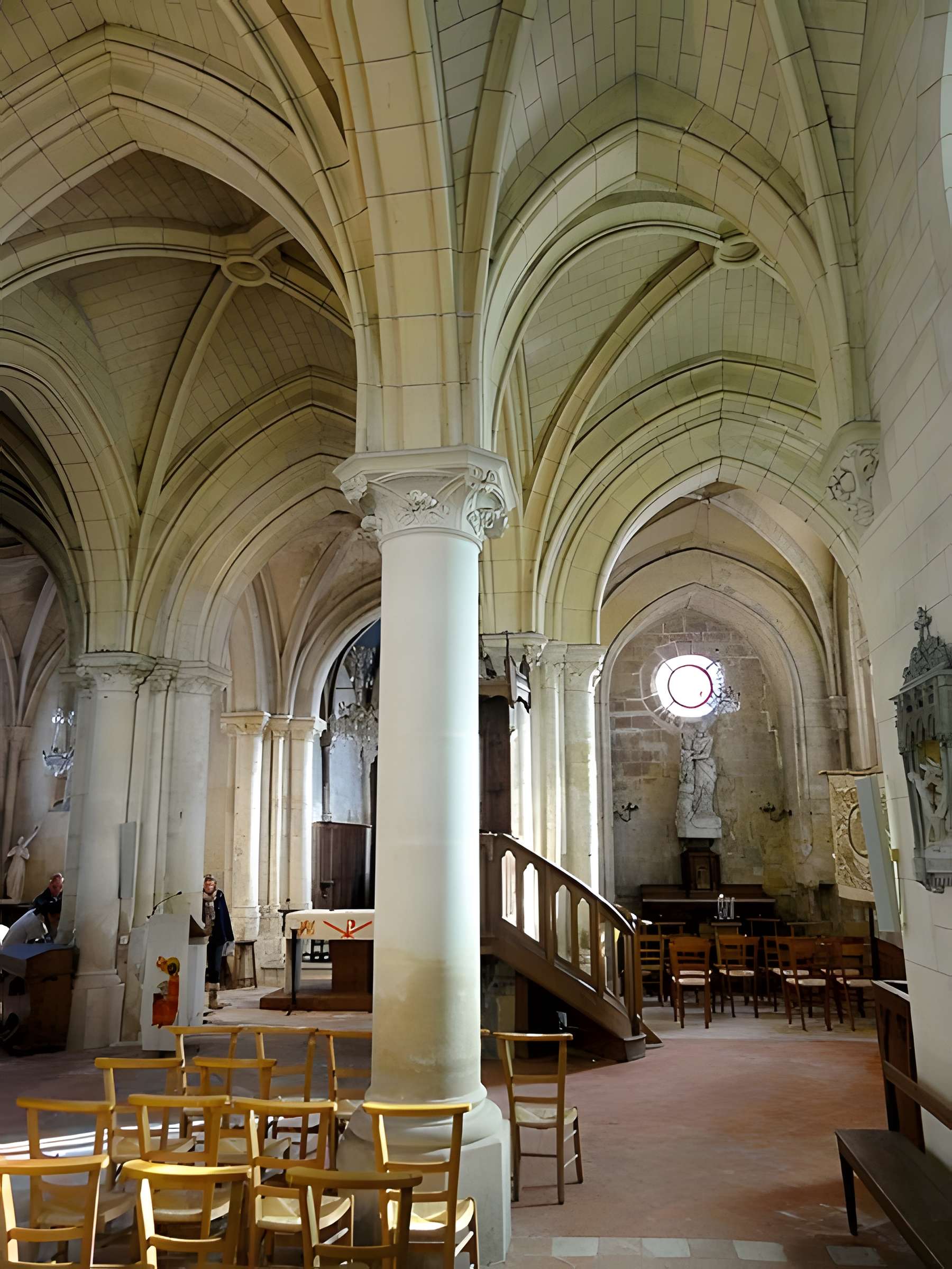 Église Saint-Pierre de Puiseux-Pontoise et 2 croix