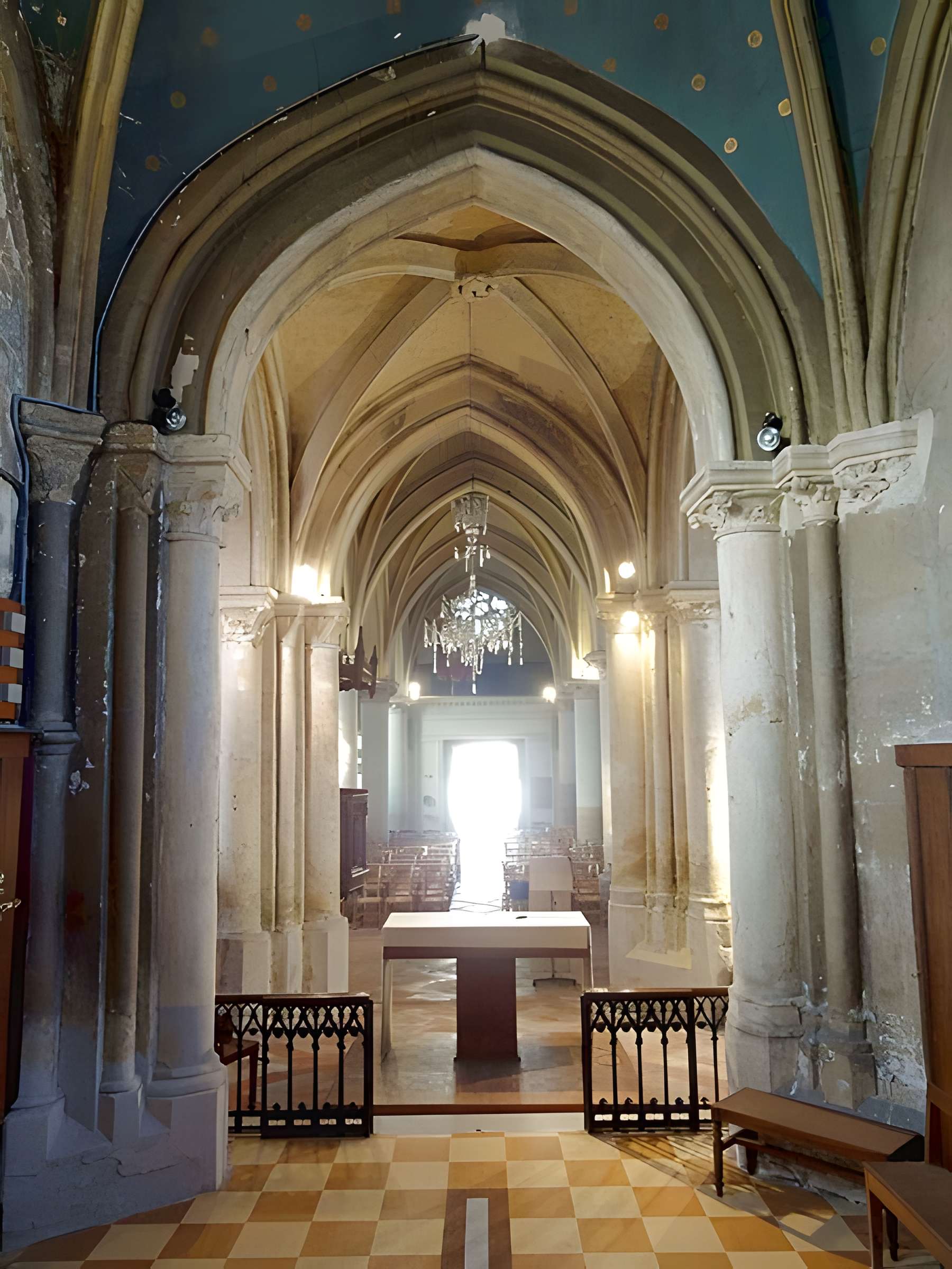 Église Saint-Pierre de Puiseux-Pontoise et 2 croix