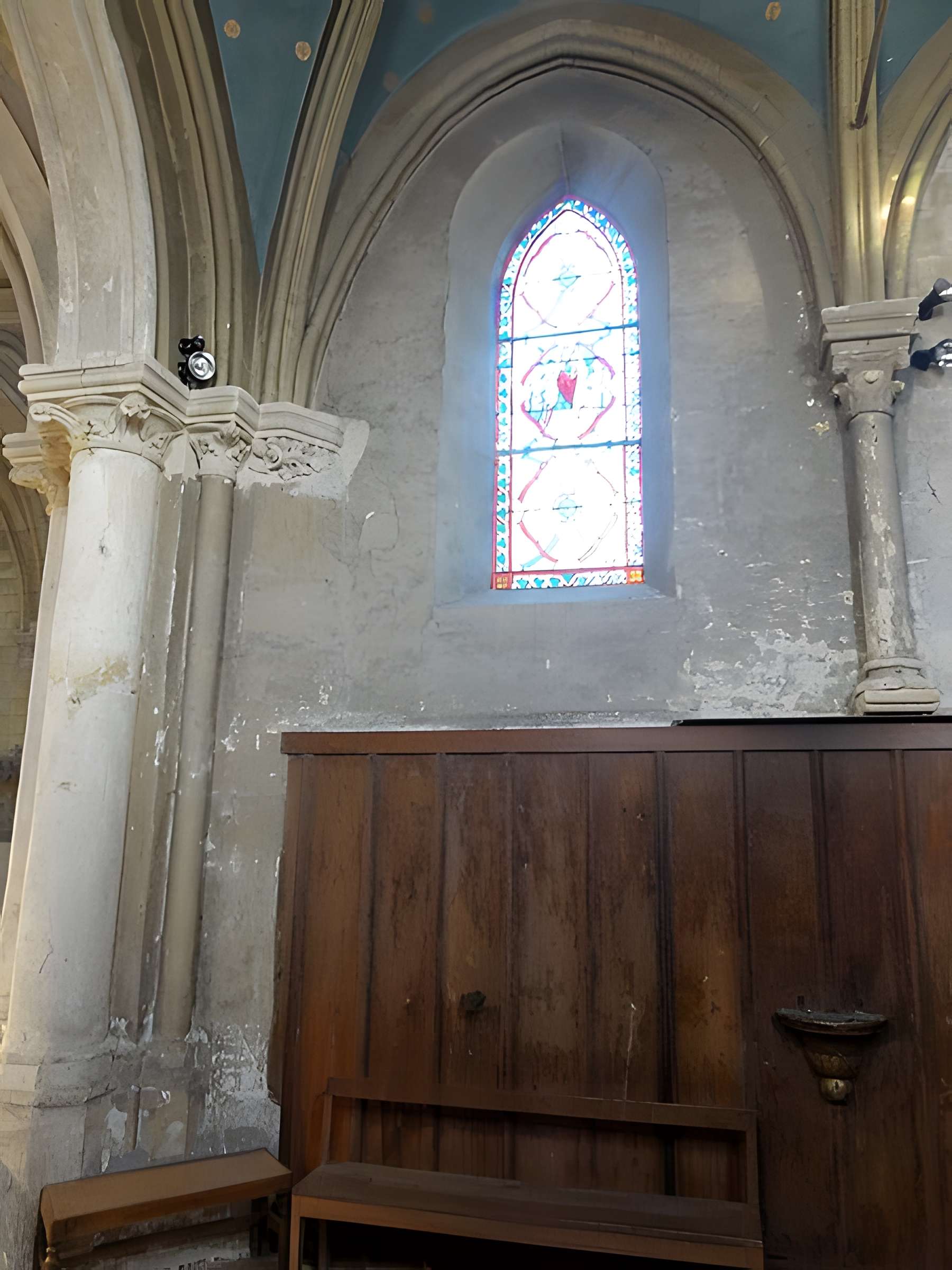 Église Saint-Pierre de Puiseux-Pontoise et 2 croix