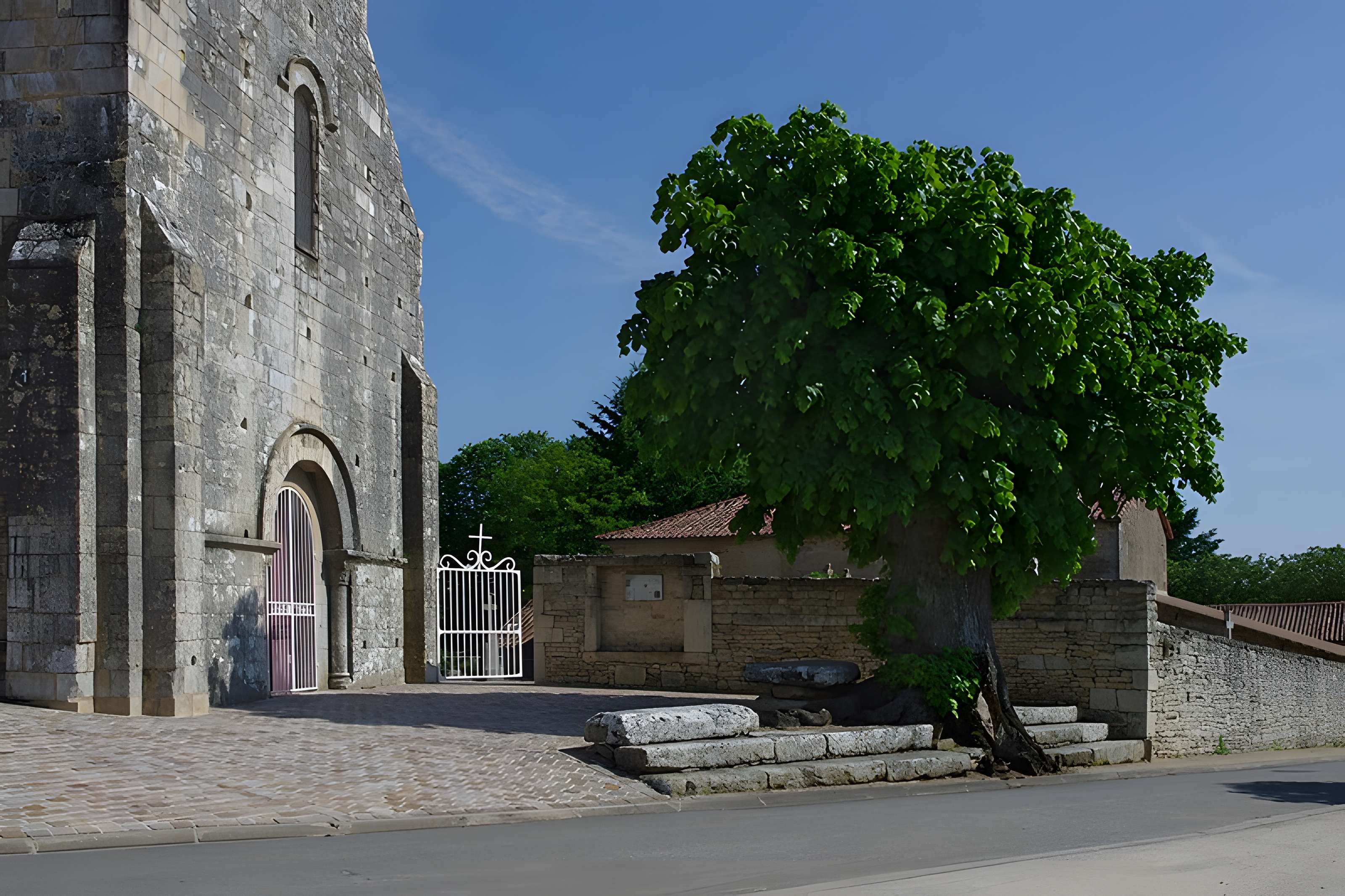 Église Saint-Pierre de Saint-Pierre-d'Exideuil