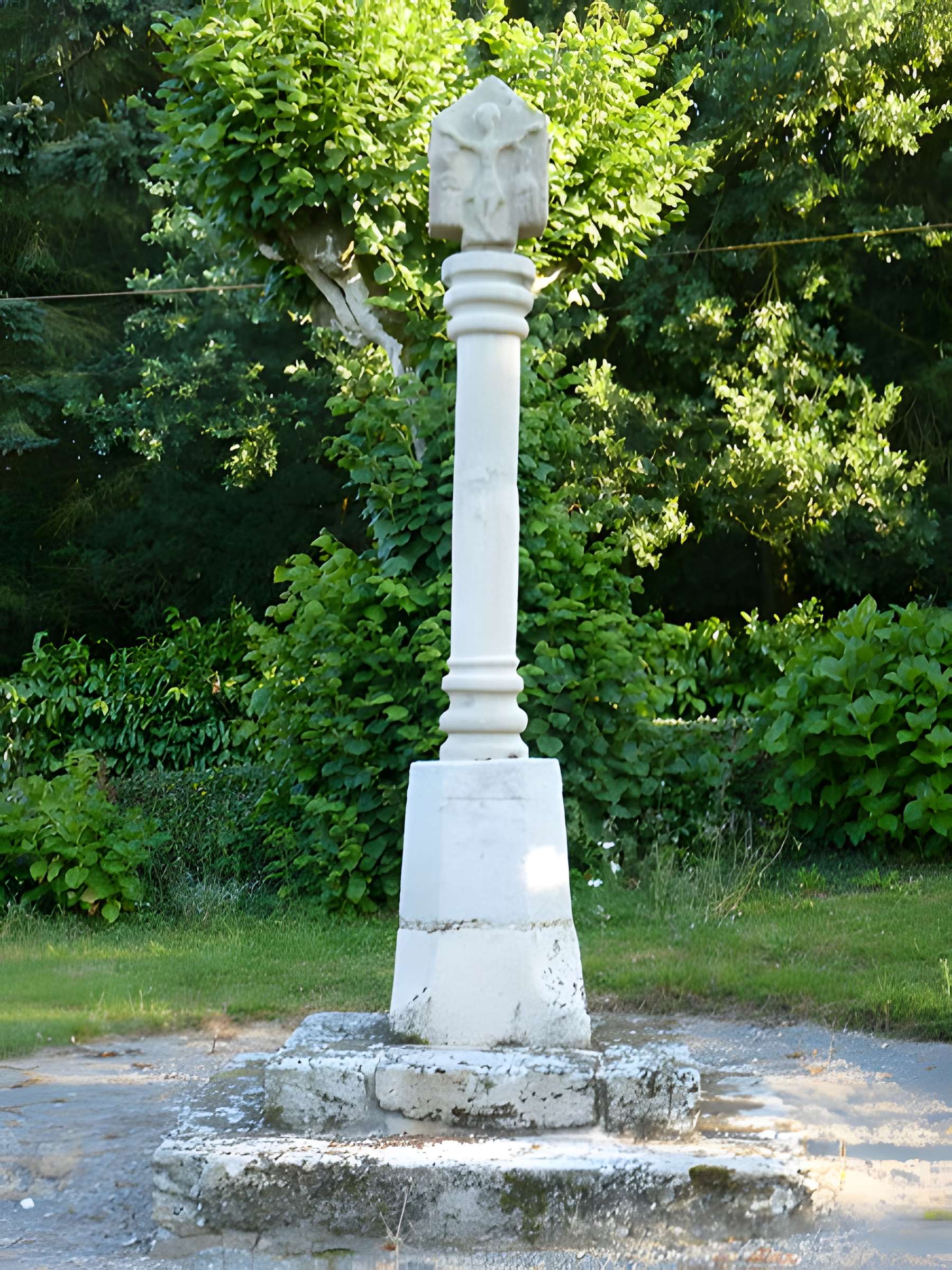 Église Saint-Pierre de Trédaniel