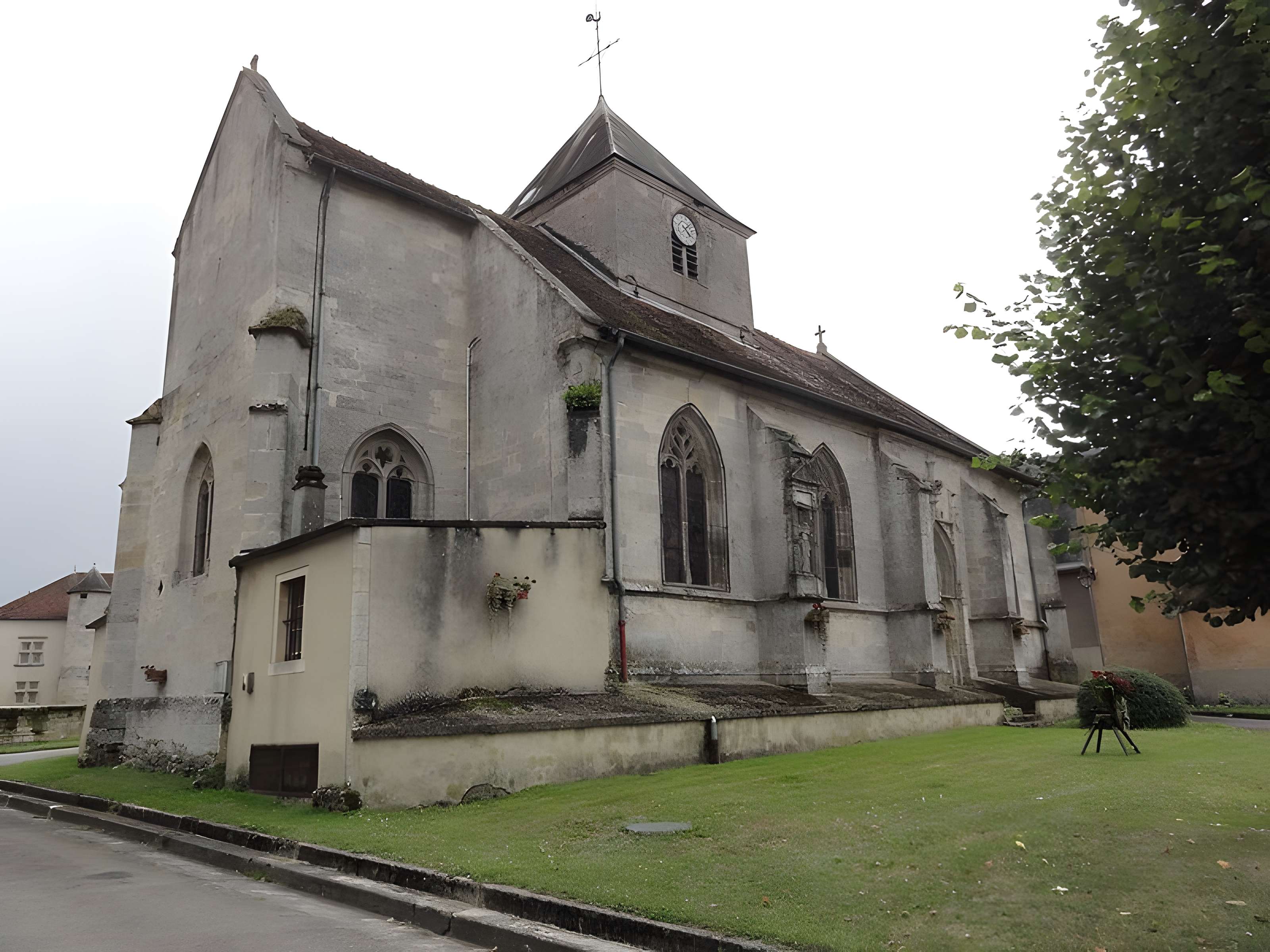 Église Saint-Pierre-ès-Liens de Bazincourt-sur-Saulx