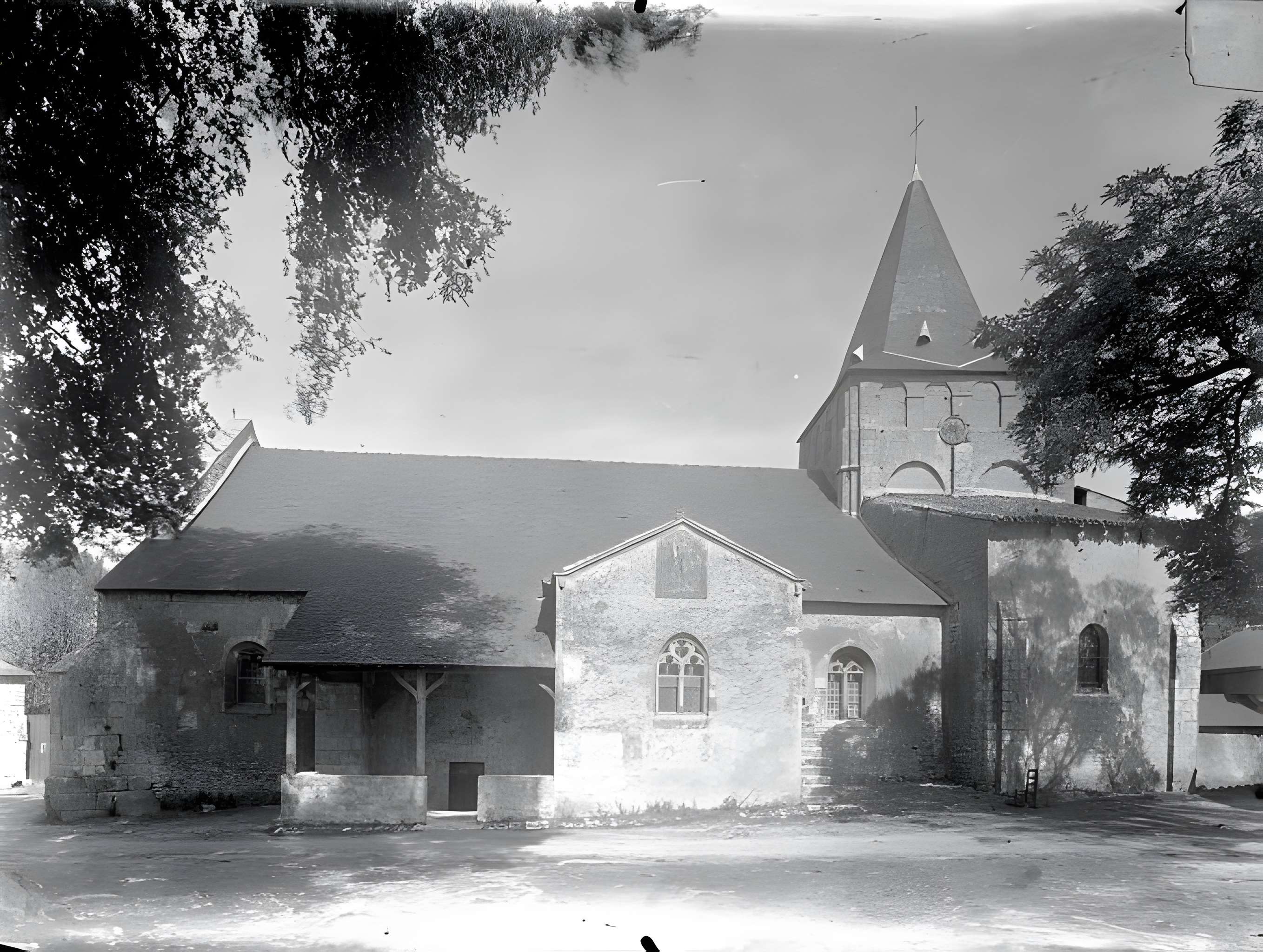 Église Saint-Pierre-et-Saint-Paul d'Usson-du-Poitou