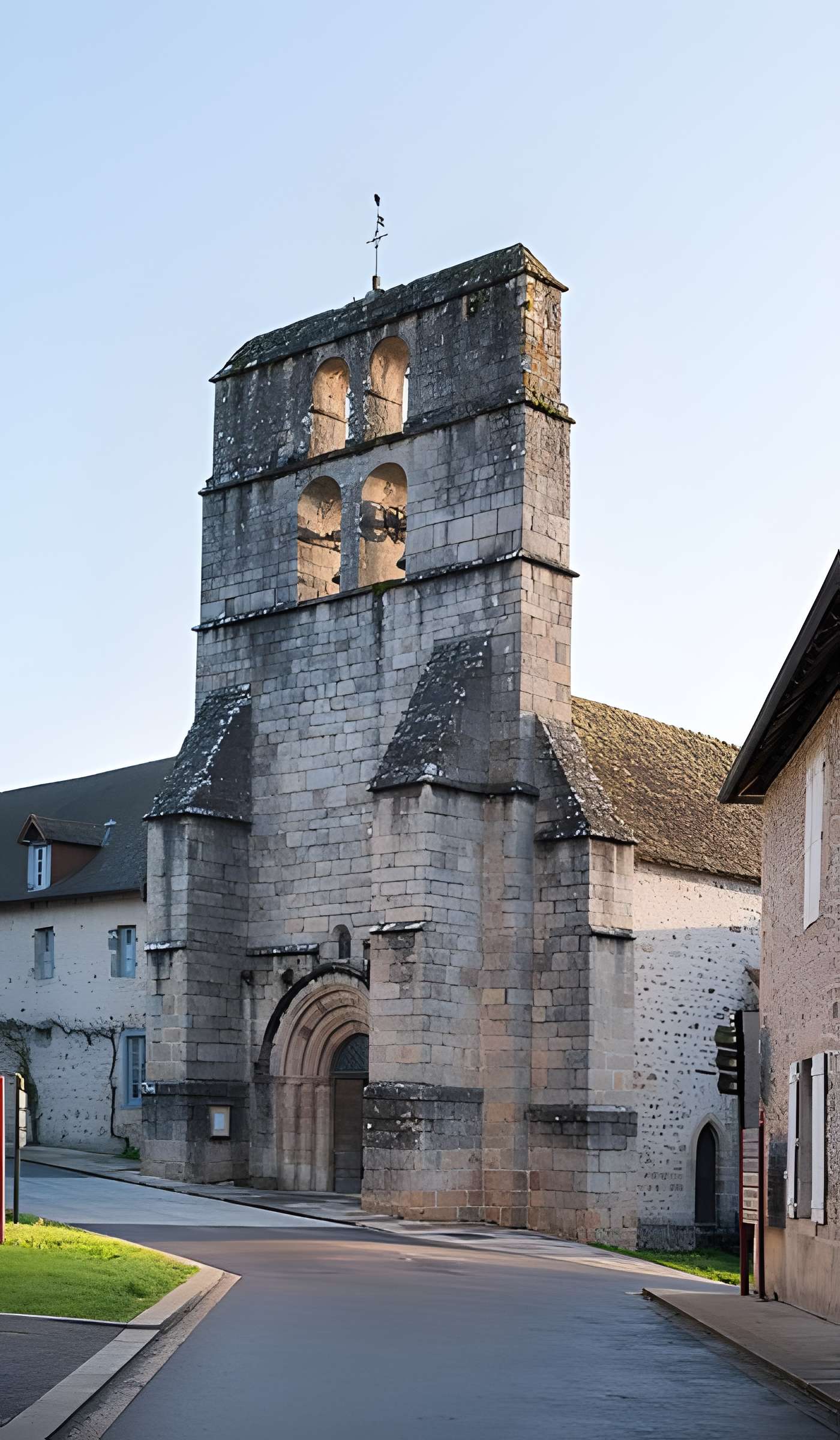Église Saint-Priest de Saint-Priest-Ligoure