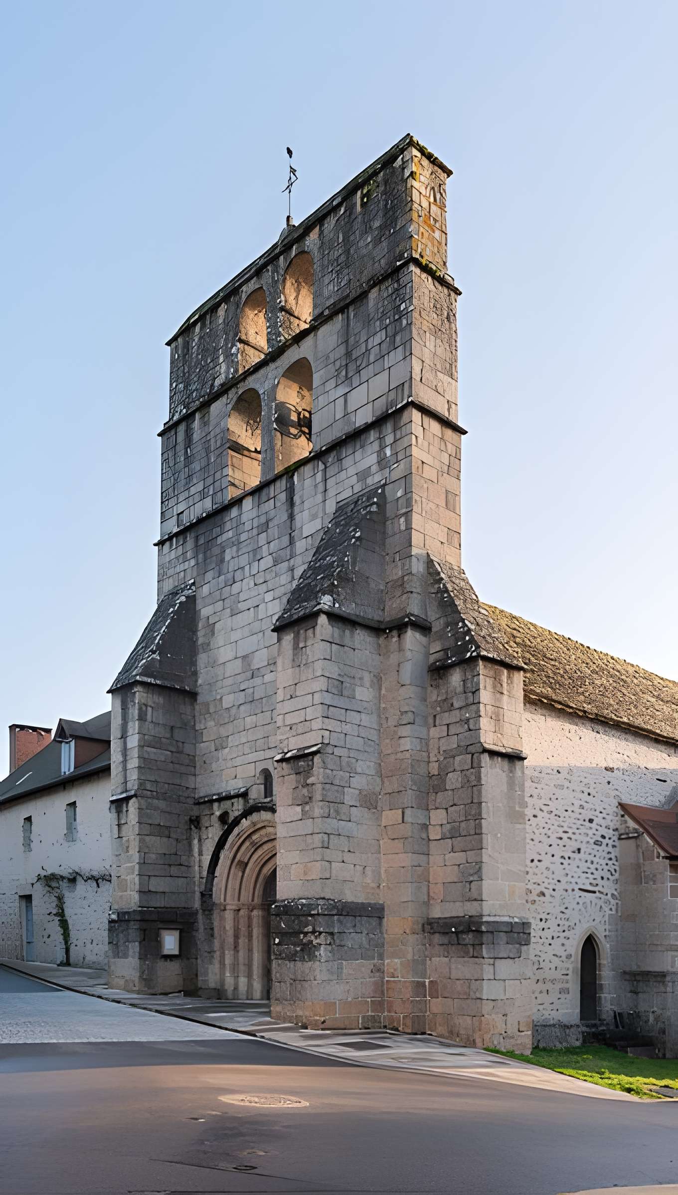 Église Saint-Priest de Saint-Priest-Ligoure