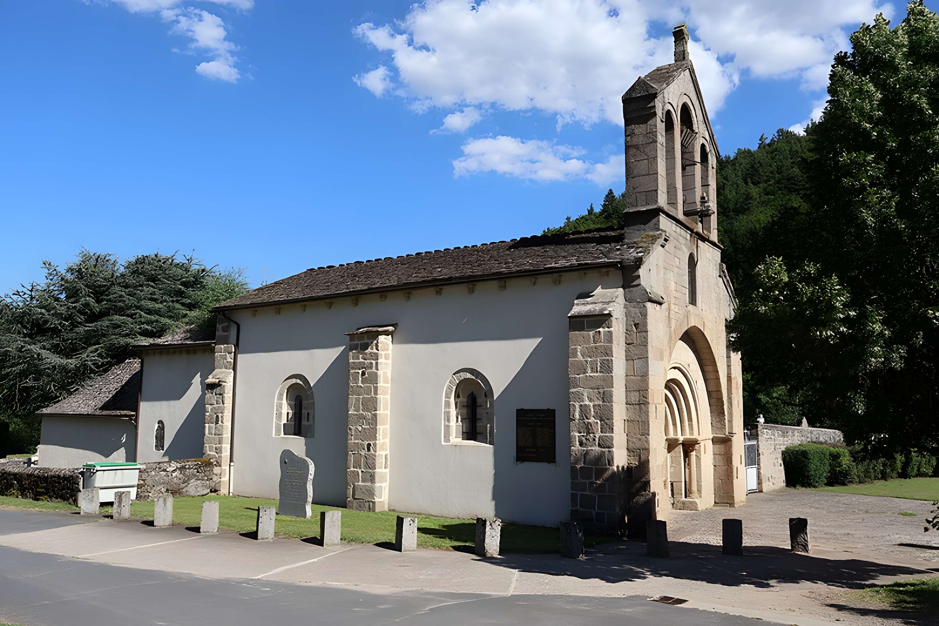 Église Saint-Privat de Laval-Atger et croix