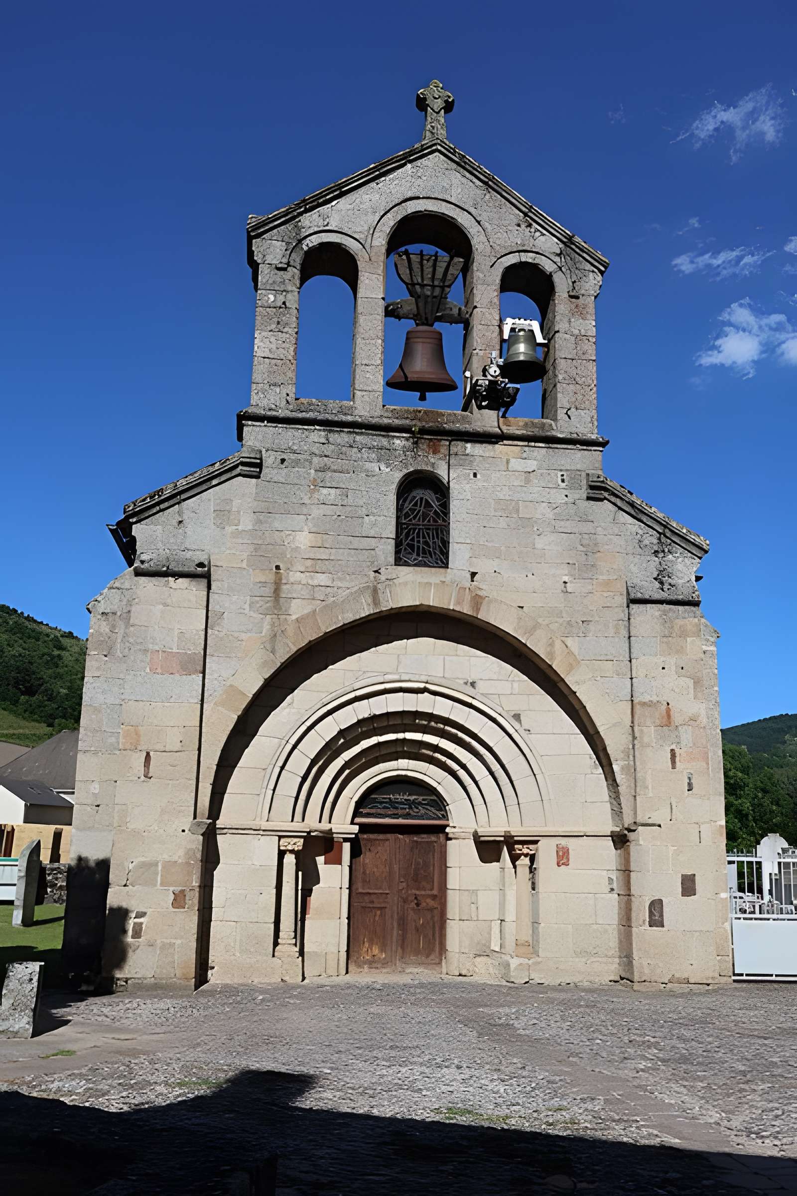 Église Saint-Privat de Laval-Atger et croix