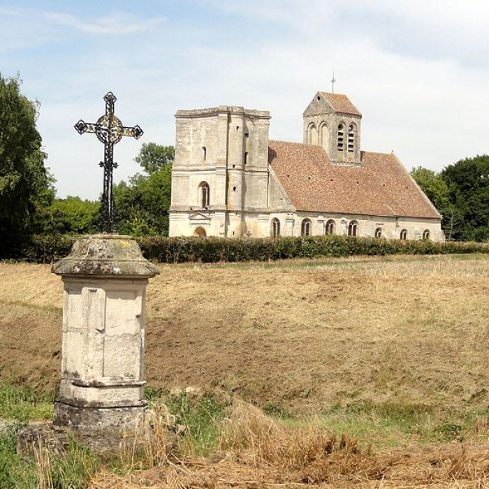 Photo de Église Saint-Quentin de Nucourt et croix