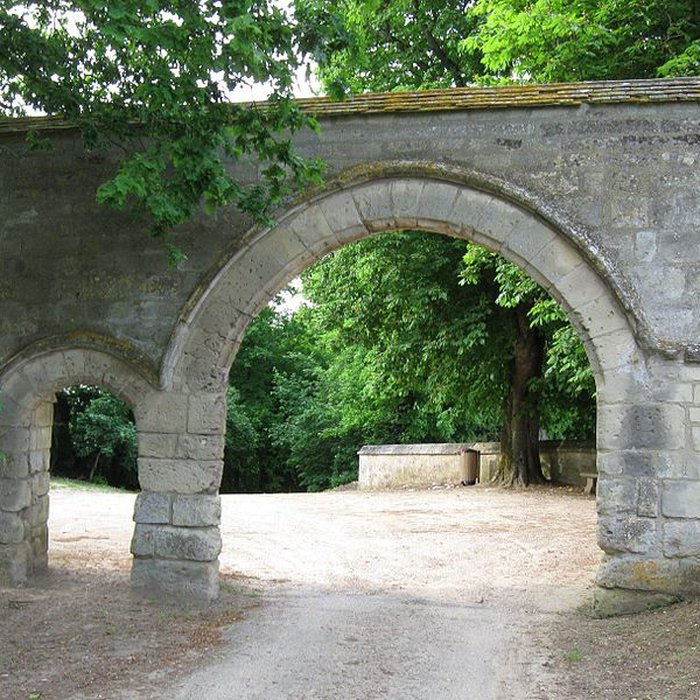 Photo de Église Saint-Quentin de Nucourt et croix