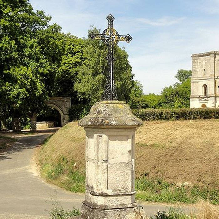 Photo de Église Saint-Quentin de Nucourt et croix