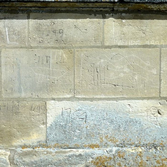 Photo de Église Saint-Quentin de Nucourt et croix