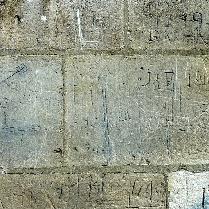 Photo de Église Saint-Quentin de Nucourt et croix