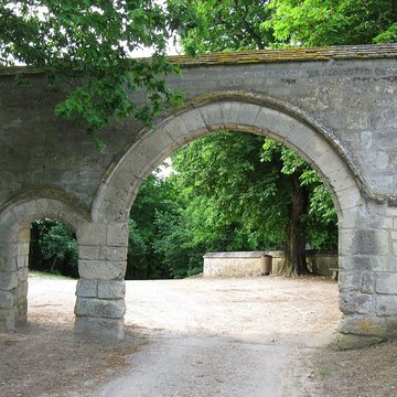 Église Saint-Quentin de Nucourt et croix