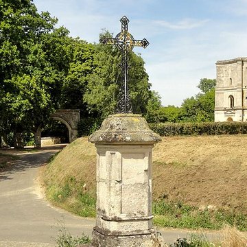 Église Saint-Quentin de Nucourt et croix