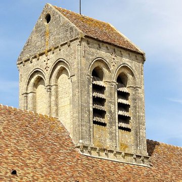 Église Saint-Quentin de Nucourt et croix