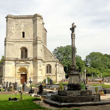 Église Saint-Quentin de Nucourt et croix