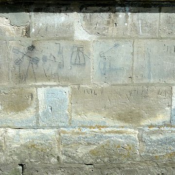 Église Saint-Quentin de Nucourt et croix