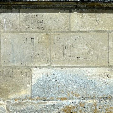 Église Saint-Quentin de Nucourt et croix
