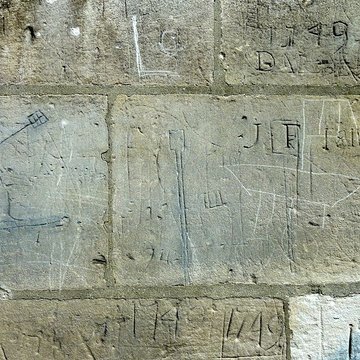 Église Saint-Quentin de Nucourt et croix