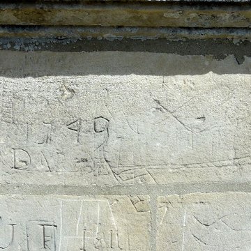 Église Saint-Quentin de Nucourt et croix