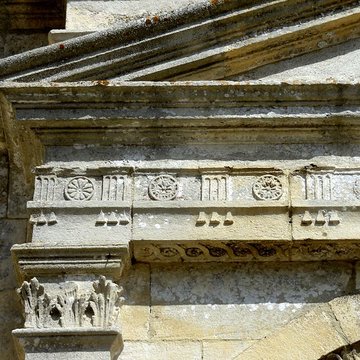 Église Saint-Quentin de Nucourt et croix