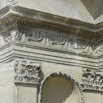 Église Saint-Quentin de Nucourt et croix
