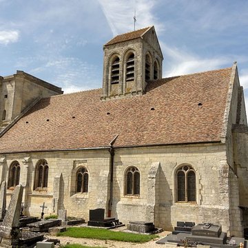 Église Saint-Quentin de Nucourt et croix
