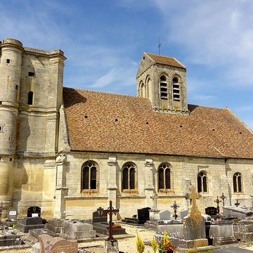 Église Saint-Quentin de Nucourt et croix