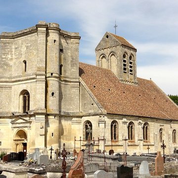 Église Saint-Quentin de Nucourt et croix