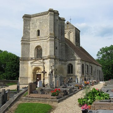 Église Saint-Quentin de Nucourt et croix