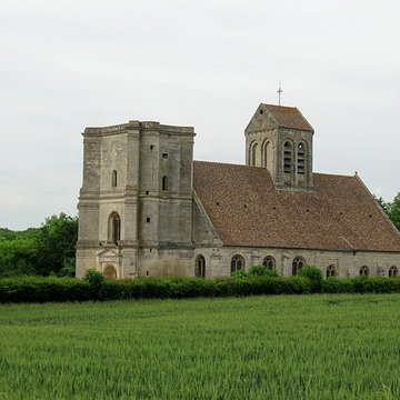 Église Saint-Quentin de Nucourt et croix