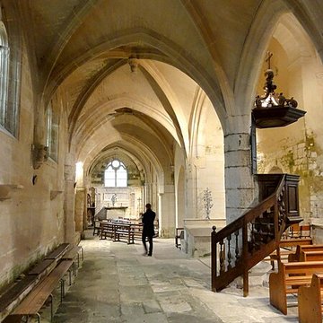 Église Saint-Quentin de Nucourt et croix