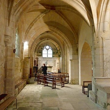 Église Saint-Quentin de Nucourt et croix