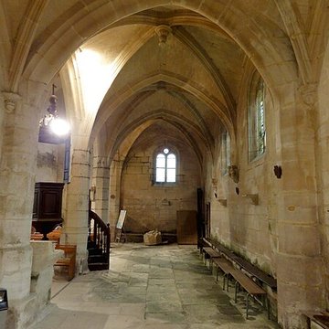 Église Saint-Quentin de Nucourt et croix