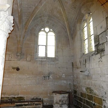 Église Saint-Quentin de Nucourt et croix