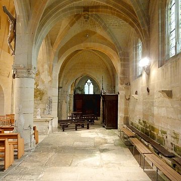 Église Saint-Quentin de Nucourt et croix