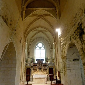 Église Saint-Quentin de Nucourt et croix