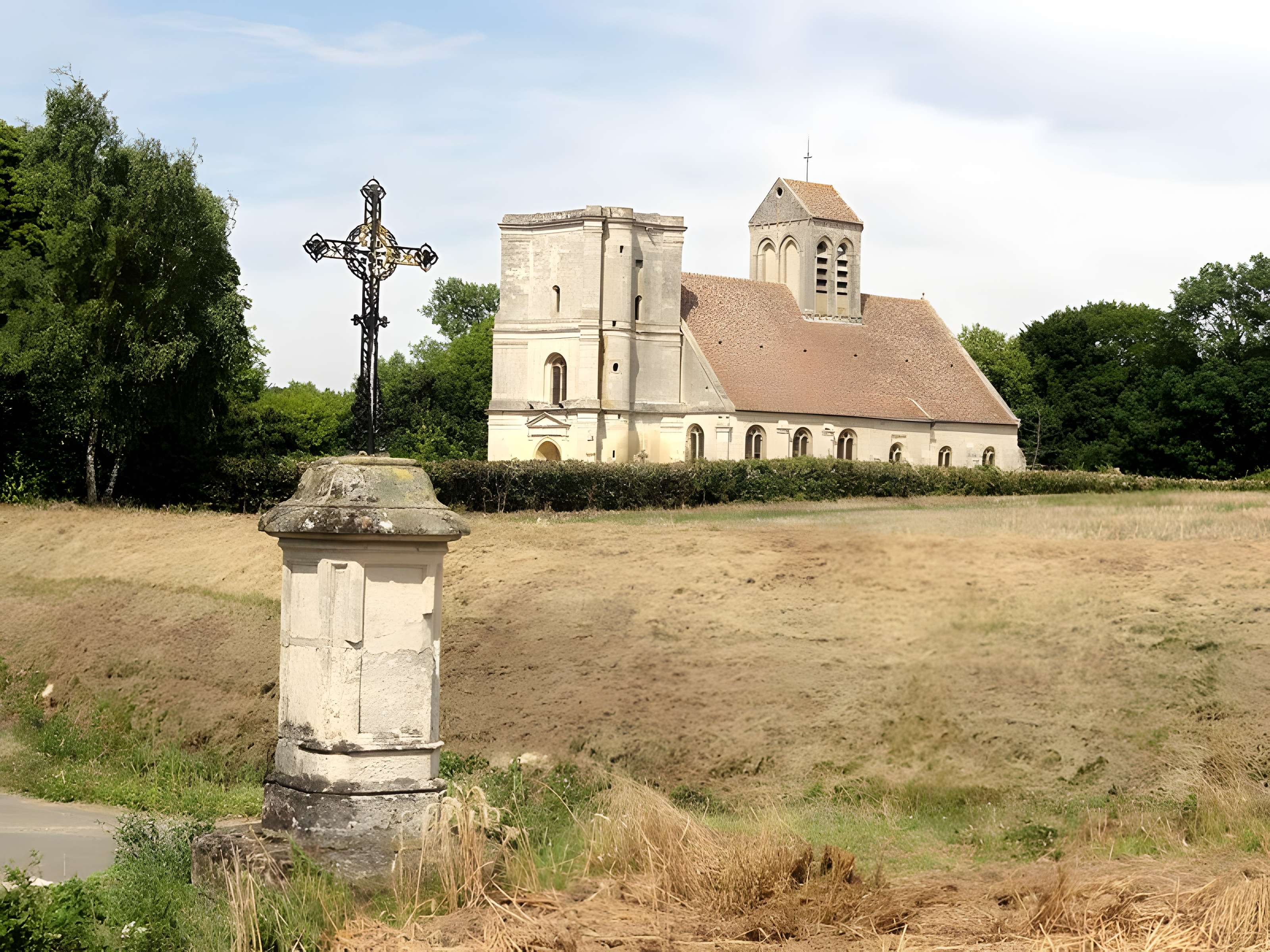 Église Saint-Quentin de Nucourt et croix 