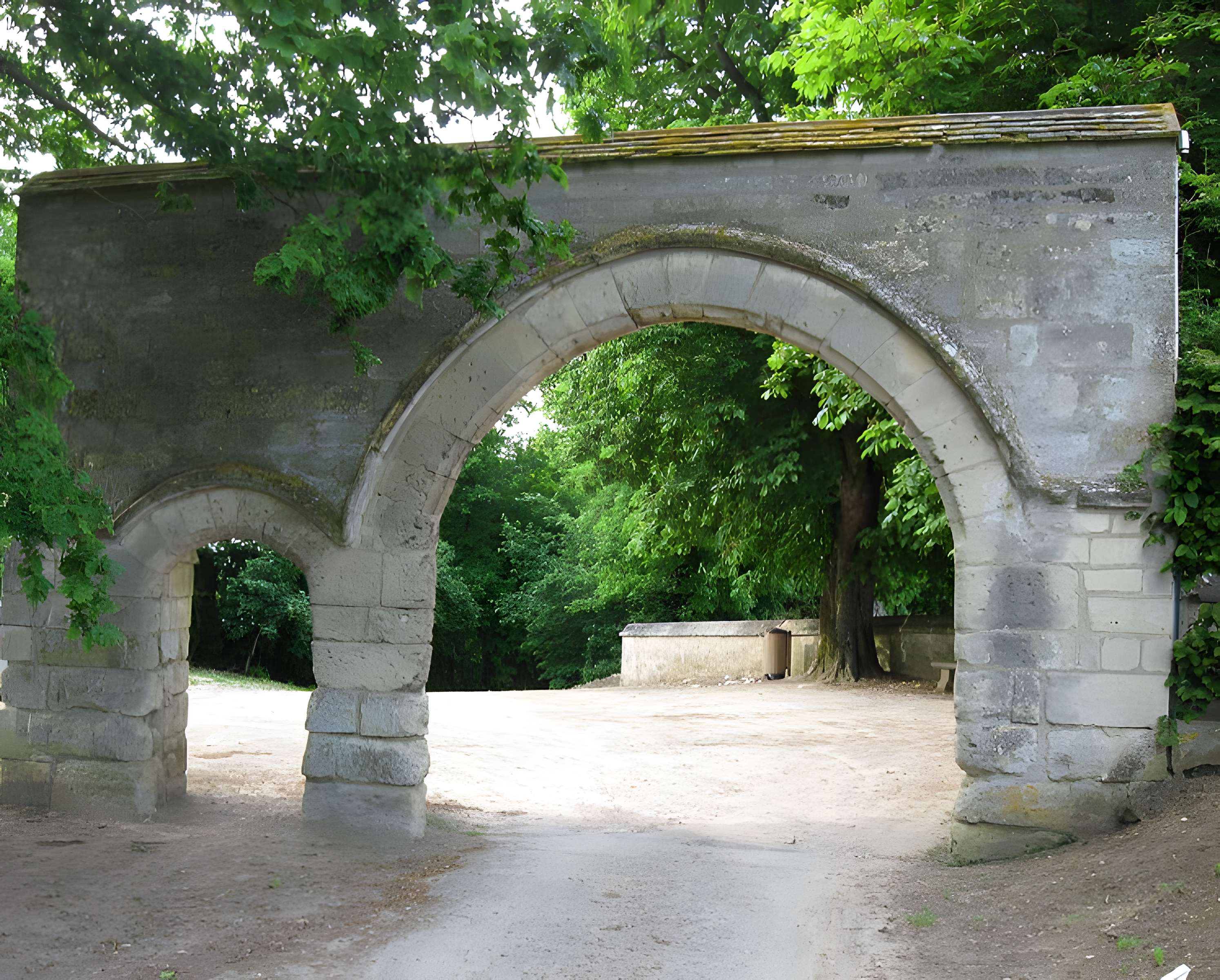 Église Saint-Quentin de Nucourt et croix