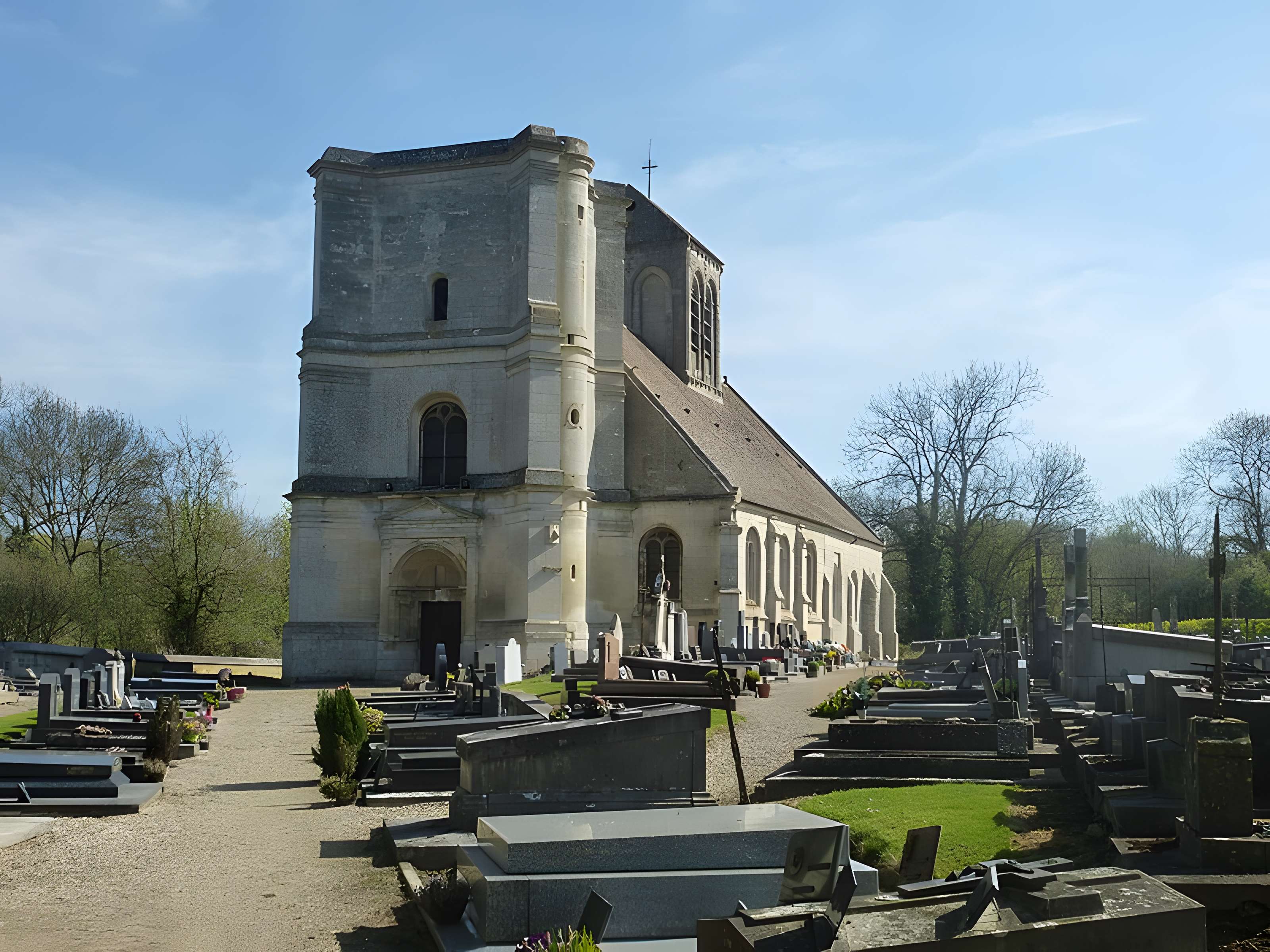 Église Saint-Quentin de Nucourt et croix
