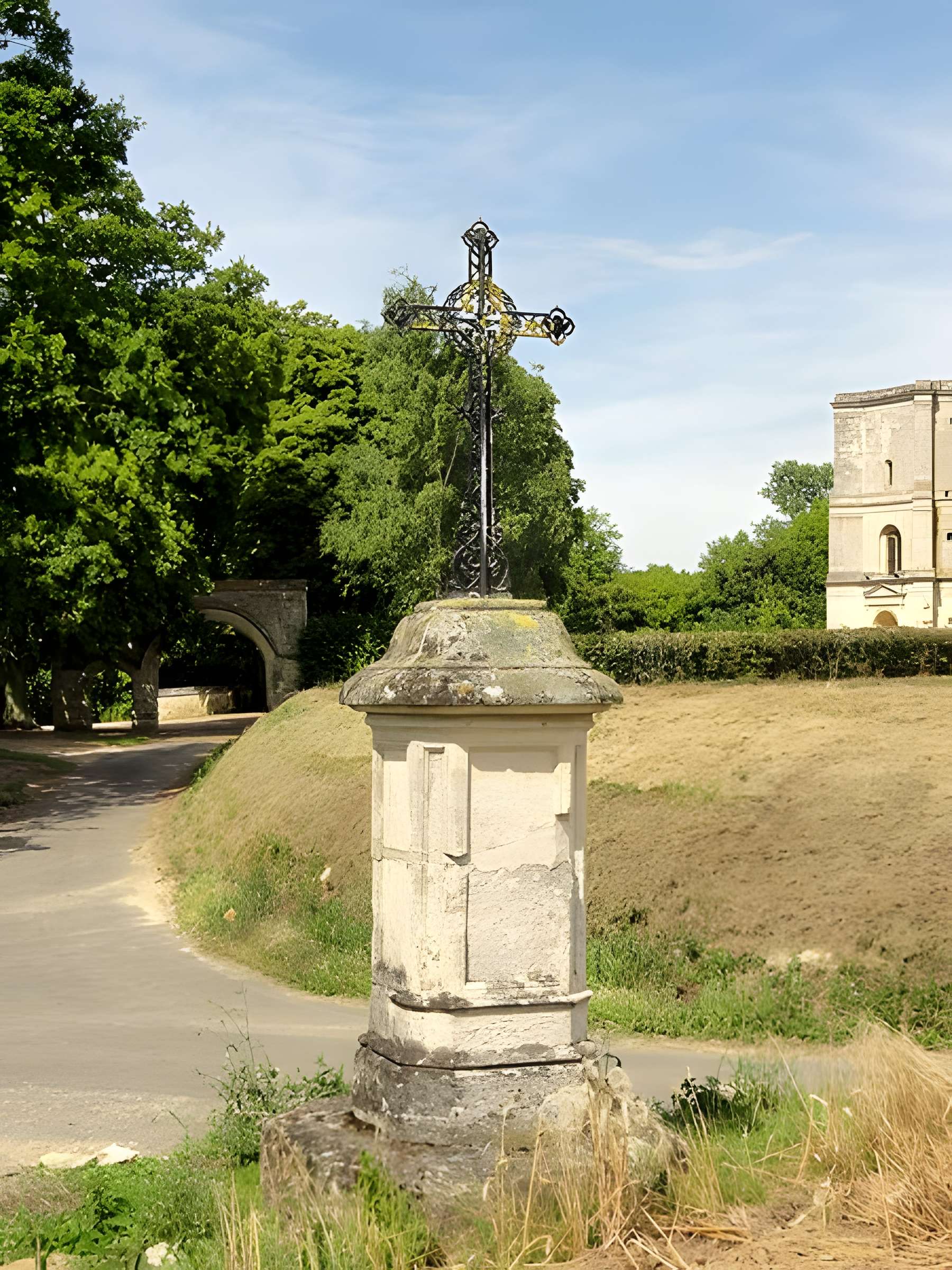 Église Saint-Quentin de Nucourt et croix