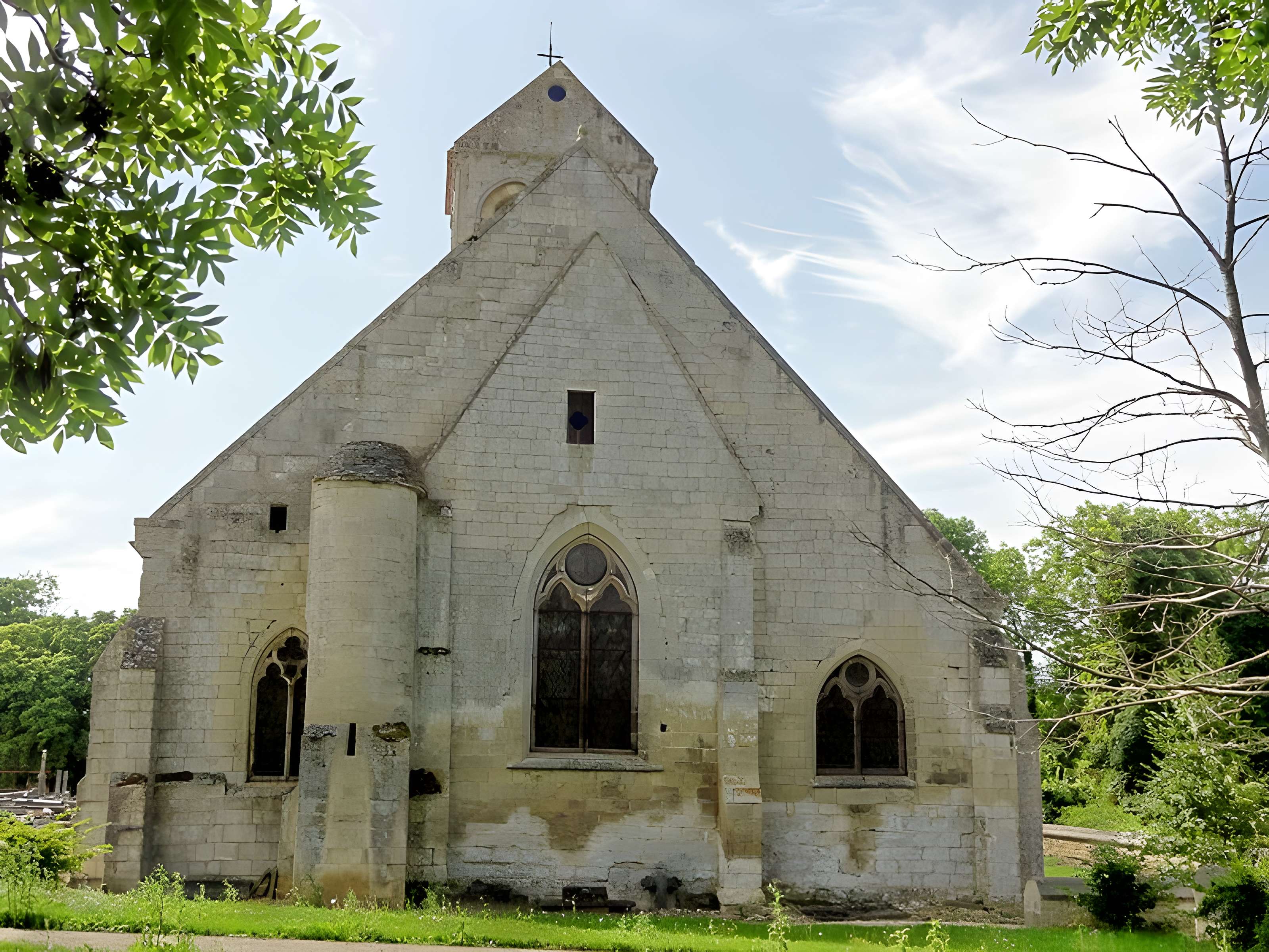 Église Saint-Quentin de Nucourt et croix