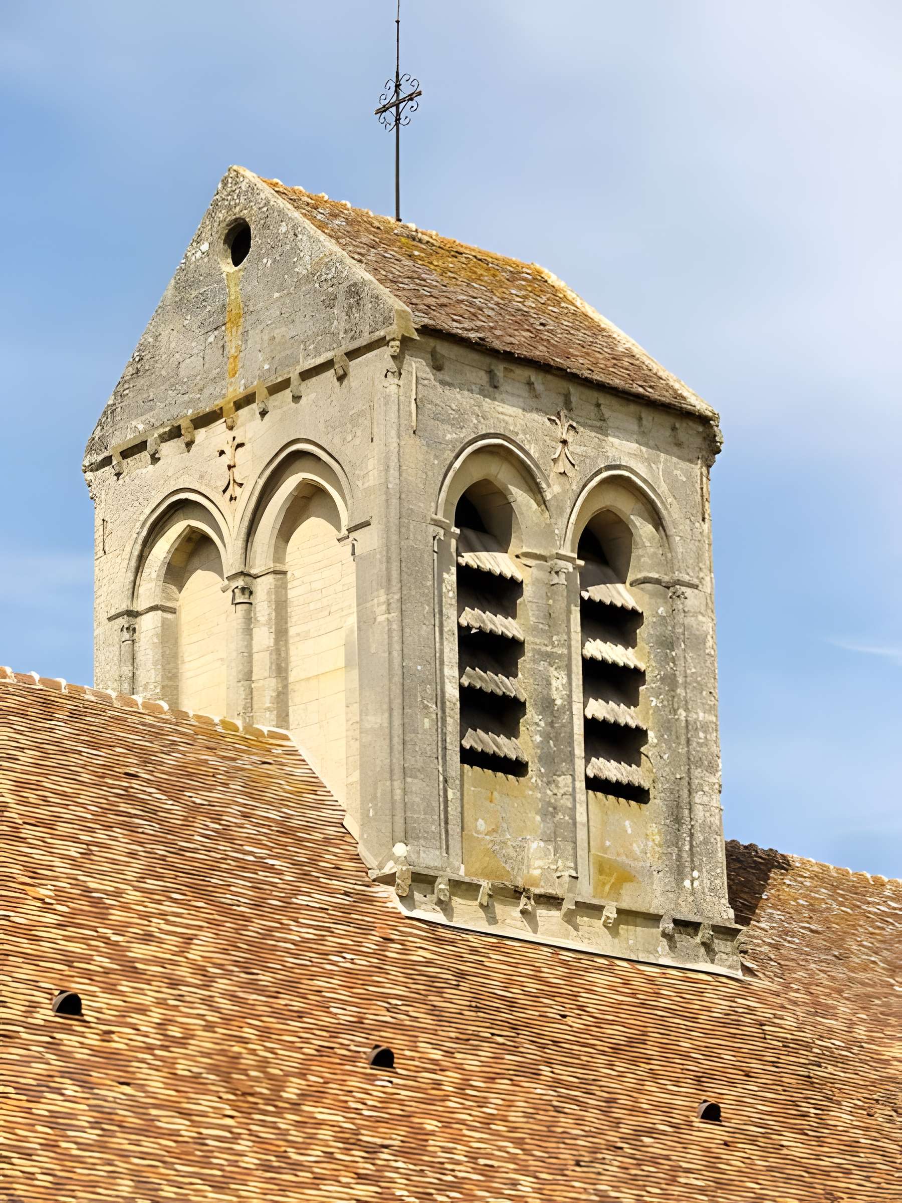 Église Saint-Quentin de Nucourt et croix