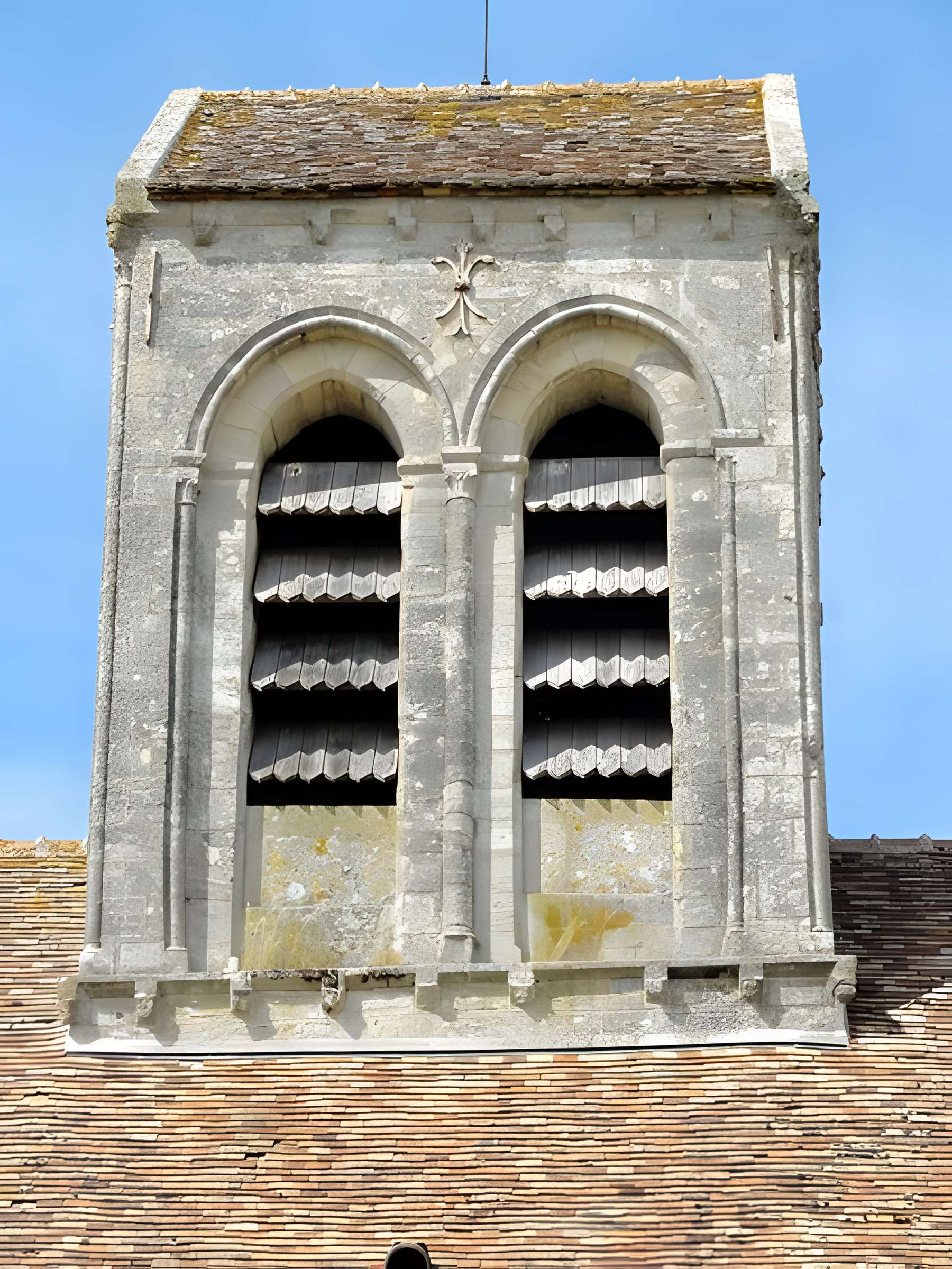 Église Saint-Quentin de Nucourt et croix